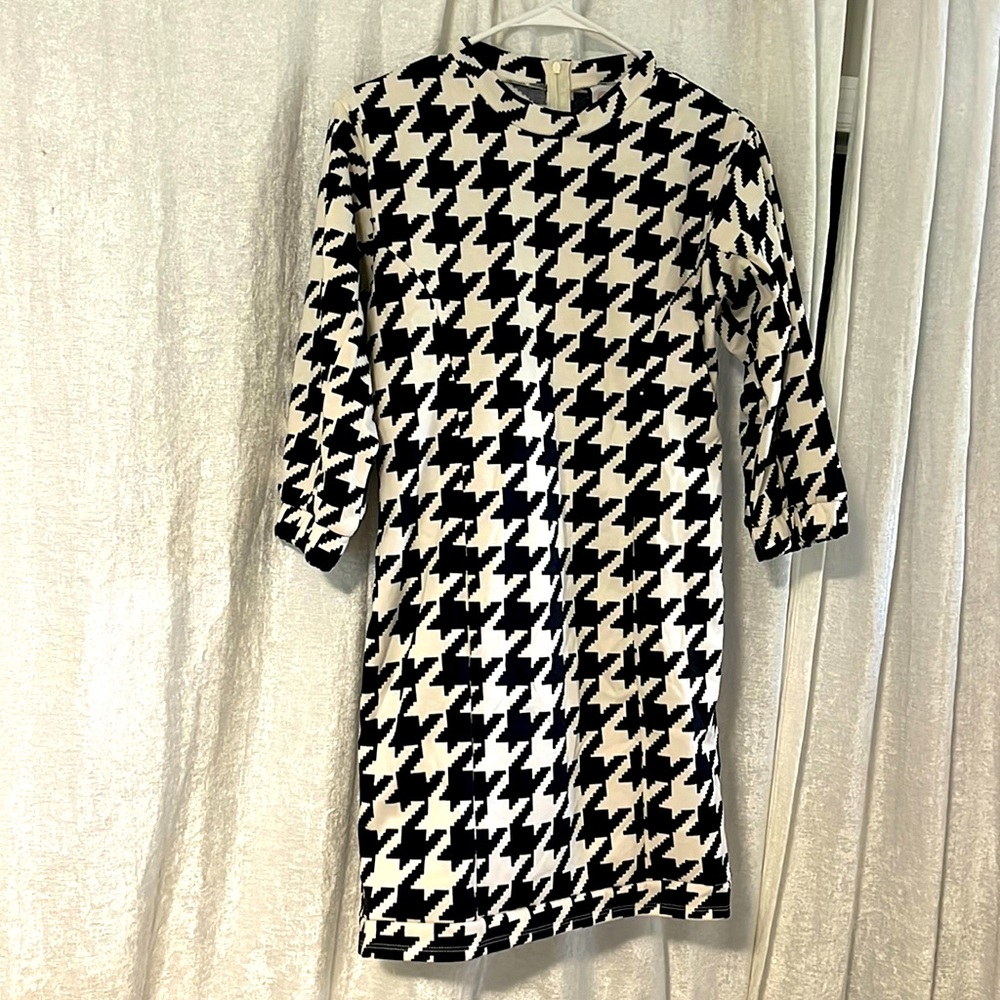 Black and white dress mock neck zip up. Size Small or size XL junior